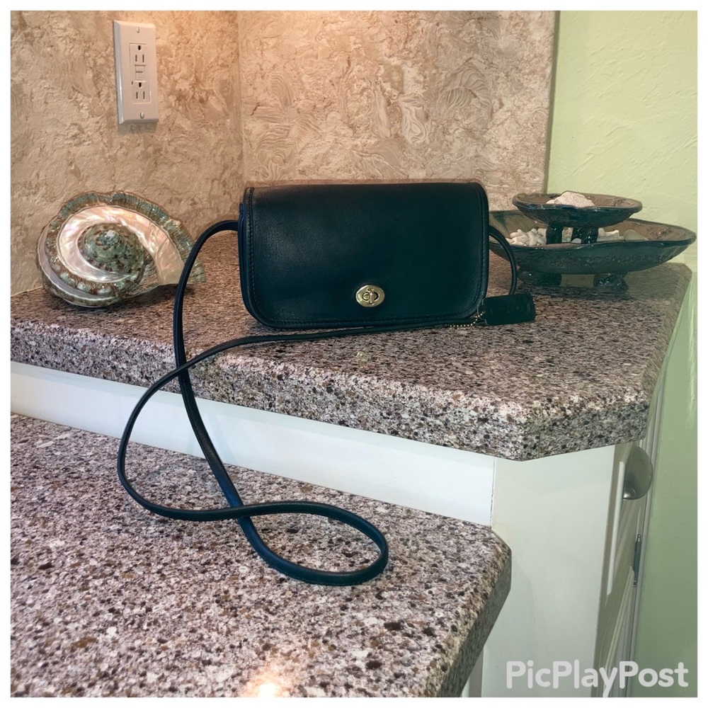 Vintage 80’s Coach Dinky Bag #9375 in Black Full-grain Leather